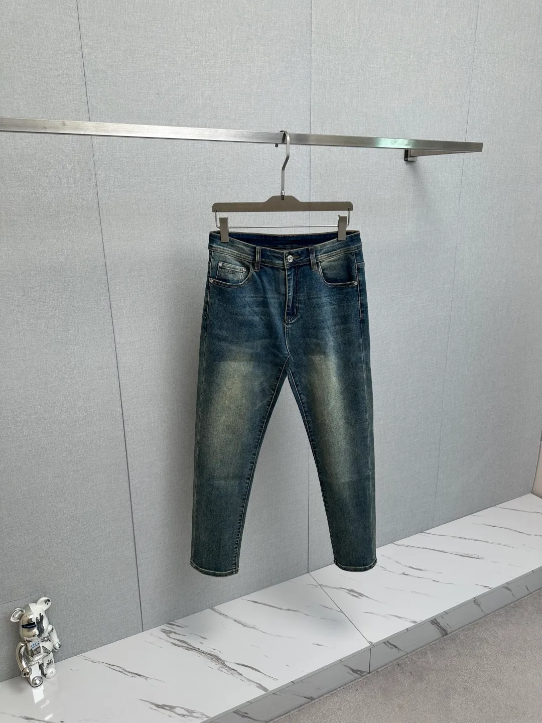 Available at the official website counter at the same time, the Original is a very stylish pair of jeans, with customized original washed denim fabric, unique design, top-notch printing technology letter pattern logo, original hardware accessories decoration, an extremely outstanding pair of jeans, the materials and craftsmanship are extremely luxurious and exquisite, extremely high-grade, handsome and stylish upper body, recommended 👍, Sizes: 29-38